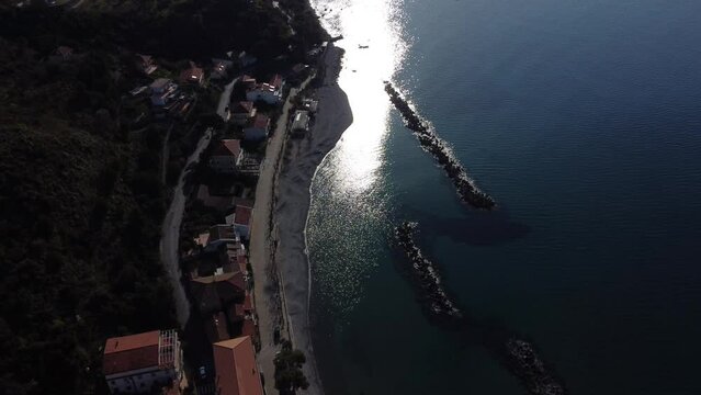 Ripresa con drone: Vista aerea all'alba su Pioppi, Cilento, Campania, Italia.