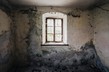 Zerbrochene Einsichten: Das Echo der Leere in einem verfallenen Raum