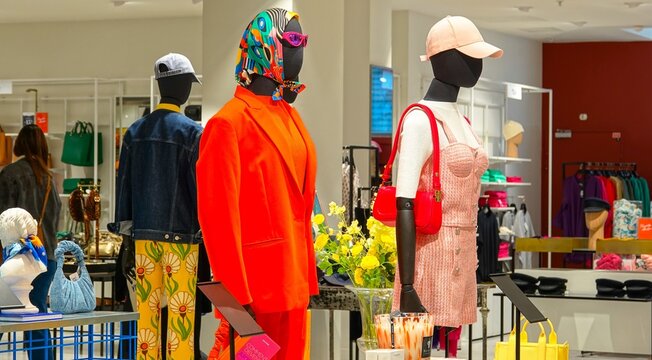 Des v&ecirc;tements de mode pour femmes expos&eacute;s dans un magasin BHV &agrave; Paris