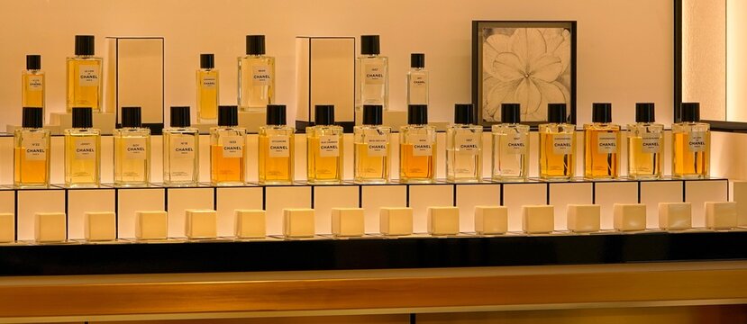 Des parfums de la marque CHANEL expos&eacute;s dans un magasin BHV &agrave; Paris
