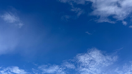 Obraz premium Serene Blue Sky with Wispy Clouds