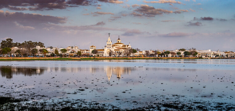 Vista de la aldea de El Roc&iacute;o al atardecer, con la ermita reflej&aacute;ndose en las marismas de Do&ntilde;ana, Huelva, Andaluc&iacute;a, Espa&ntilde;a