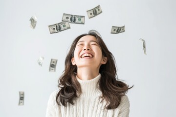 空からお金が降ってきて笑顔の日本人（投資・給付金・ボーナス）