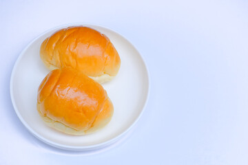お皿に乗ったロールパン