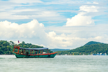 bateau dans le baie de Saracens à Koh Rong Sanloem