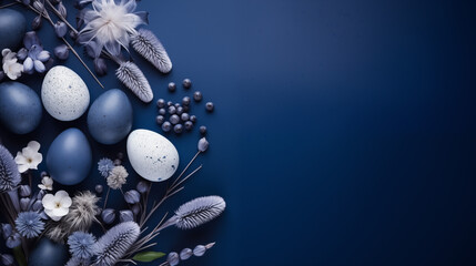 Minimalistyczne granatowe tło na życzenia Wielkanocne. Alleluja - Wesołych świąt Wielkiej Nocy. Jajka, koszyczek, kwiaty i inne wiosenne dekoracje.