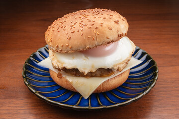 エッグチーズハンバーガー　高級　俯瞰