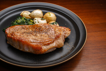 ポークステーキ　ソテー　にんにく　俯瞰