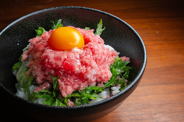	ネギトロ海鮮丼　卵黄乗せ　紫蘇　俯瞰