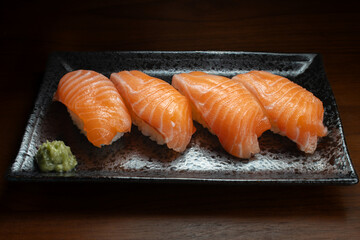 	鮨　握り寿司　サーモン4貫　わさび　俯瞰