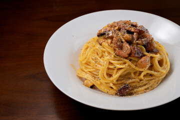 カルボナーラパスタ　ベーコン　胡椒　俯瞰
