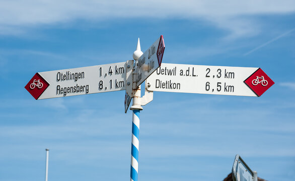 Wegweiser in H&uuml;ttikon