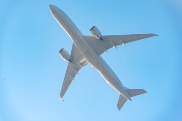 下から見た旅客機