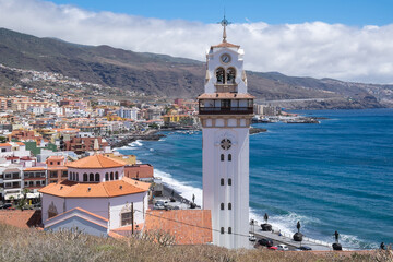 Vista de la Basílica de Candelaria con la costa de fondo en Tenerife, Islas Canarias