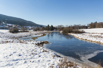 Winterliche Landschaft mit Fluss