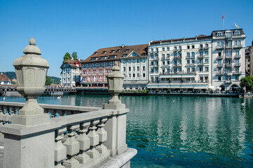 Das Hotel des Balances in Luzern und der Fluss Reuss