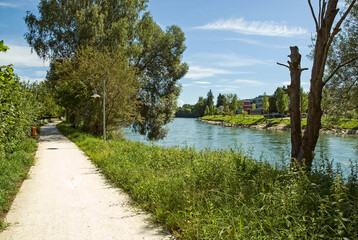 Fototapeta na wymiar Spazierweg an der Reuss in Mellingen