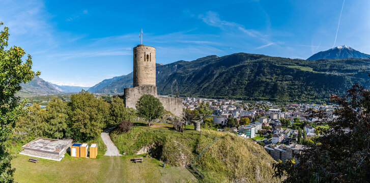 Burg La B&acirc;tiaz mit Martigny im Hintergrund