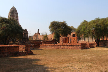 ruined temple (wat ratchaburana) in ayutthaya in thailand - obrazy, fototapety, plakaty