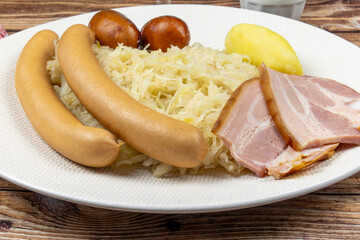plat de choucroute trois viandes, en gros plan