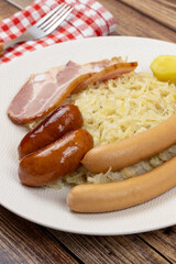 plat de choucroute trois viandes, en gros plan