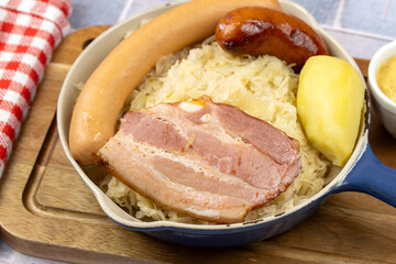 plat de choucroute trois viandes, en gros plan