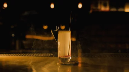 Crédence de cuisine en verre imprimé Manhattan Elegant cocktail on bar with decoration
