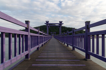 Naklejka premium View of the bridge at the seaside during sunset
