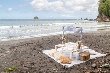 Ambiance hygge pour pique-nique romantique sur une plage de sable noir, célébration d'un...