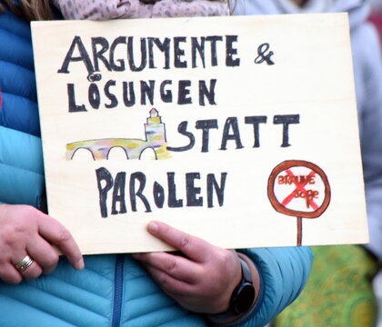 Schild: "Argumente & L&ouml;sungen statt Parolen"