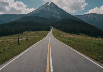 Fototapeta premium Road to the mountain