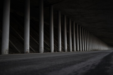 Route de montagne, colonnes, architecture.