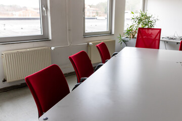 Stühle und Tische in einem Pausenraum auf der Arbeit