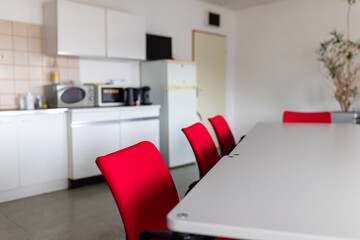 Stühle und Tische in einem Pausenraum auf der Arbeit