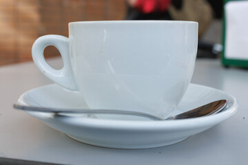 Primer plano de taza de café con leche en la terraza de un bar de Alicante, España