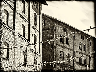 Sepia getöntes Bild einer alten Fabrikanlage im Vintage-Look - 738239082