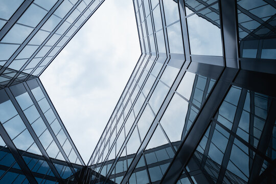 fa&ccedil;ade, vitrage  et ciel , abstrait