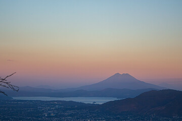 El lago y el volcán durante un atardecer en San Salvador