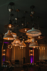 Conjunto de lámparas antiguas, estilo vintage, para la iluminación de un bar.
