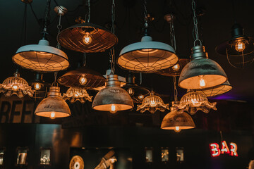 Conjunto de lámparas antiguas, estilo vintage, para la iluminación de un bar.