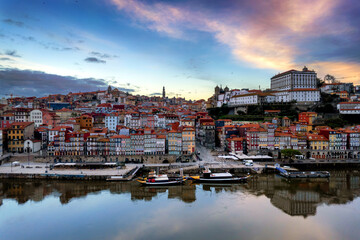 Fototapeta na wymiar Porto, Portugal, the Douro River, and Dom Luis Bridge during a beautiful sunrise