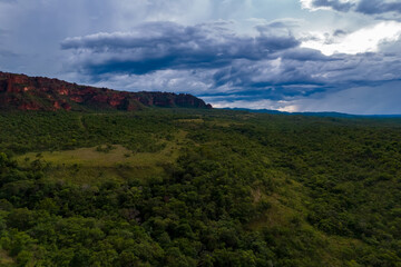 Fototapeta na wymiar Vista aérea dos morros e paredões do Parque Nacional da Chapada dos Guimarães, Mato Grosso, Brasil, América do Sul