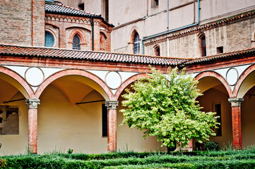 Obraz premium Franciscan Church Courtyard in Italy