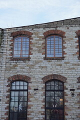 Obraz premium A brick building with a lot of windows on it