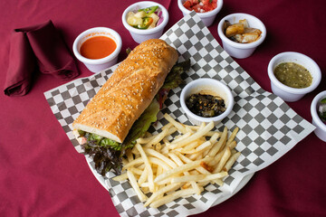 Baguette de carne con papas a la francesa 
