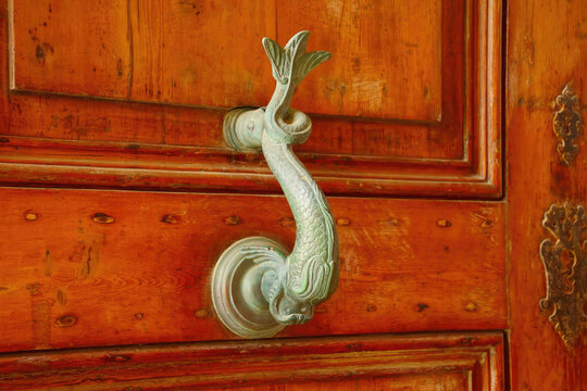 Dolphin door handles - Powered by Adobe