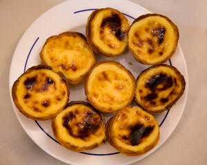 Detalhe de pasteis de nata, doces tradicionais de Belém, Lisboa, Portugal.