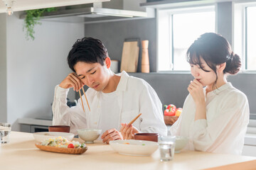 家で食事をする夫婦・カップル（自炊・不満・まずい・モラハラ・夫婦喧嘩・怒る）
