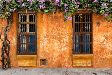 Fototapeta na wymiar Colourful facade of building with colonial architecture in Cartagena, Colombia