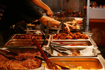 屋台に並ぶ料理